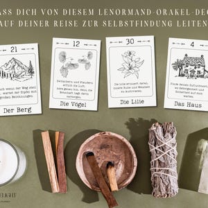 Spirituelles Set mit Lenormand-Karten "Der Berg," "Die Vögel," "Die Lilie" und "Das Haus" auf Naturuntergrund mit Räucherwerk und Kristallen.