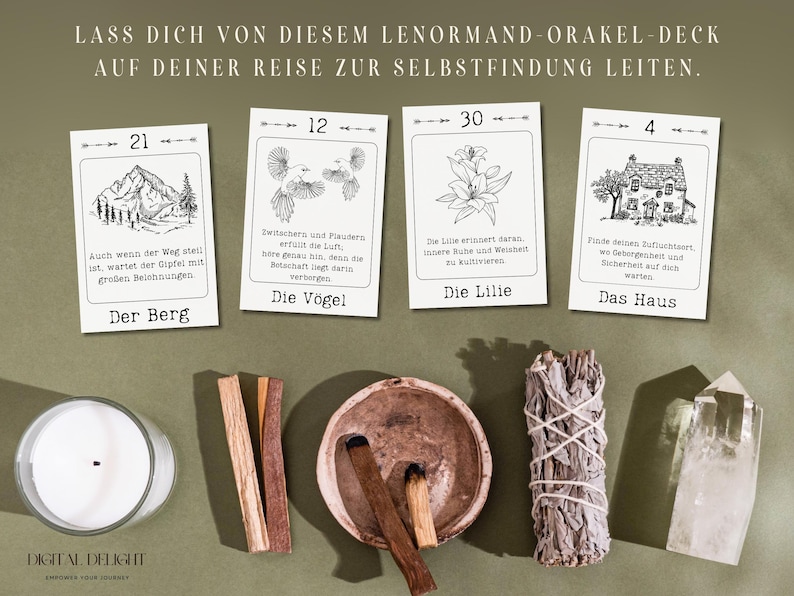Spirituelles Set mit Lenormand-Karten "Der Berg," "Die Vögel," "Die Lilie" und "Das Haus" auf Naturuntergrund mit Räucherwerk und Kristallen.