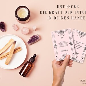 and hält wunderschöne rosa Lenormand-Karten mit inspirierenden Botschaften. Integriert in eine spirituelle Atmosphäre mit Kristallen, Palo Santo und Kerzen. Entdecke die Kraft der Intuition und erschließe tiefere Einsichten!