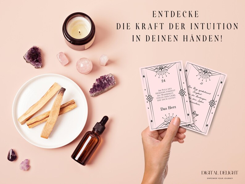 and hält wunderschöne rosa Lenormand-Karten mit inspirierenden Botschaften. Integriert in eine spirituelle Atmosphäre mit Kristallen, Palo Santo und Kerzen. Entdecke die Kraft der Intuition und erschließe tiefere Einsichten!