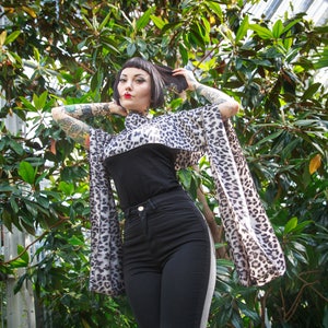Top de manga kimono satinado de leopardo de nieve