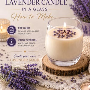 Op de afbeelding: Een lavendelkaars in een helder glazen houder met een brandende lont en gedroogde lavendelknoppen op het wasoppervlak. De tekst luidt LAVENDER CANDLE IN A GLASS, How to Make, PDF GUIDE, VIDEO TUTORIAL, Create your own LAVENDER MAGIC en meer.