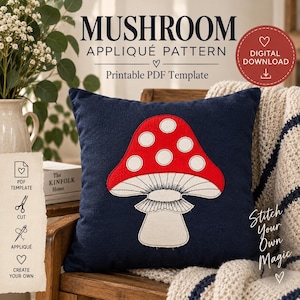 Puede incluir: Un cojín cuadrado azul marino con una aplicación central de hongo rojo y blanco con puntos blancos. El texto MUSHROOM APPLIQUÉ PATTERN y Printable PDF Template aparece arriba, junto a una insignia circular roja de DIGITAL DOWNLOAD.