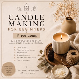 Op de afbeelding: Een digitale PDF-gids getiteld Candle Making for Beginners met tekst over wassoorten, lonten, geuroliën, kleurstoffen en gereedschap. De afbeelding toont een brandende kaars in een geribbelde keramische pot, een amberkleurig flesje en wasvlokken.