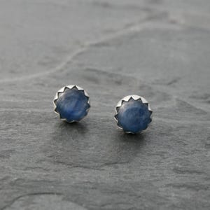Kyaniet sterlingzilveren oorknopjes: lichtgevende blauwe edelsteen van 6 mm