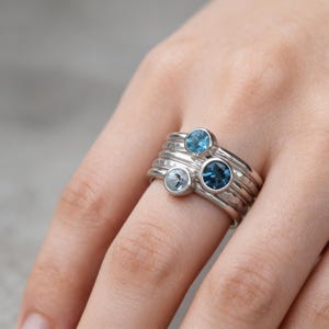 Blautopas Sterling Silber Stapelringe - Gehämmertes Edelstein Ring Set