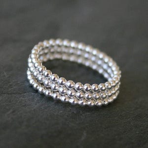 Drei Sterling Silber Bead Band Ringe, stapelbar 3er Set, Stapeln Perlen Dot Ringe Spacer Bands