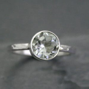 Anillo de prasiolita y amatista verde, banda de plata de ley martillada, solitario de 8 mm.