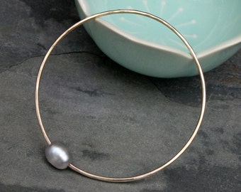 Gray Baroque Pearl Bangle, 14k gold fill, 14 Karat Gold Filled Bracelet, Stackable Stacking Round Bangle, Oval Grey Pearl