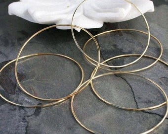 Gold Filled Armreife: Gehämmertes Finish im Set von Sechs - Leichter Stapel