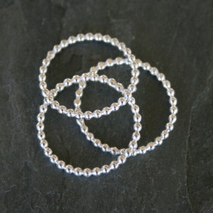 Trois anneaux en argent sterling avec perles, lot de trois empilables, anneaux en perles à empiler à pois image 3