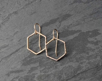 Très petites créoles hexagonales en or 14 carats, petites créoles géométriques minimalistes, boucles d'oreilles pendantes en or jaune 14 carats, finition martelée