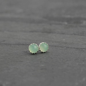 4 mm Chrysopras Sterling Silber Ohrstecker, kleine runde grüne Chrysopras Cabochon Ohrstecker, kleine leuchtende natürliche Edelstein Ohrstecker