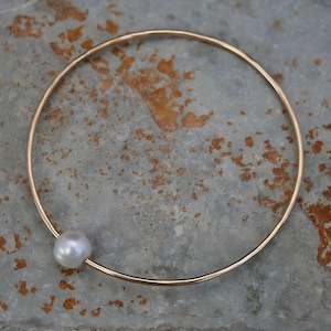 14k Gold Filled Perlen Armreif: Handgefertigtes Stacking Armband mit Weißer Perle