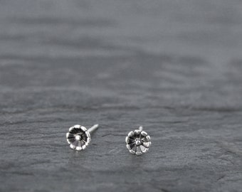 Puces d'oreilles en argent sterling à petite fleur, puces d'oreilles florales minuscules de 4 mm, boucles d'oreilles en argent sterling à tige