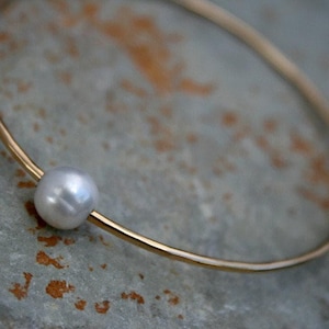 White Pearl Bangle 14k gold fill, 14 Karat Gold Filled Bracelet, Stackable Stacking Bangle, Natural White  Pearl on Round Gold Bracelet