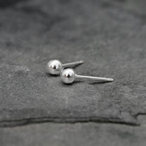 Kleine sterlingzilveren boloorbellen: handgemaakte stekers van 3,5 mm