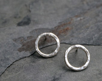 Boucles d'oreilles cercle ouvert, Puces d'oreilles en argent sterling, Puces d'oreilles circulaires minimalistes Peekaboo Dainty