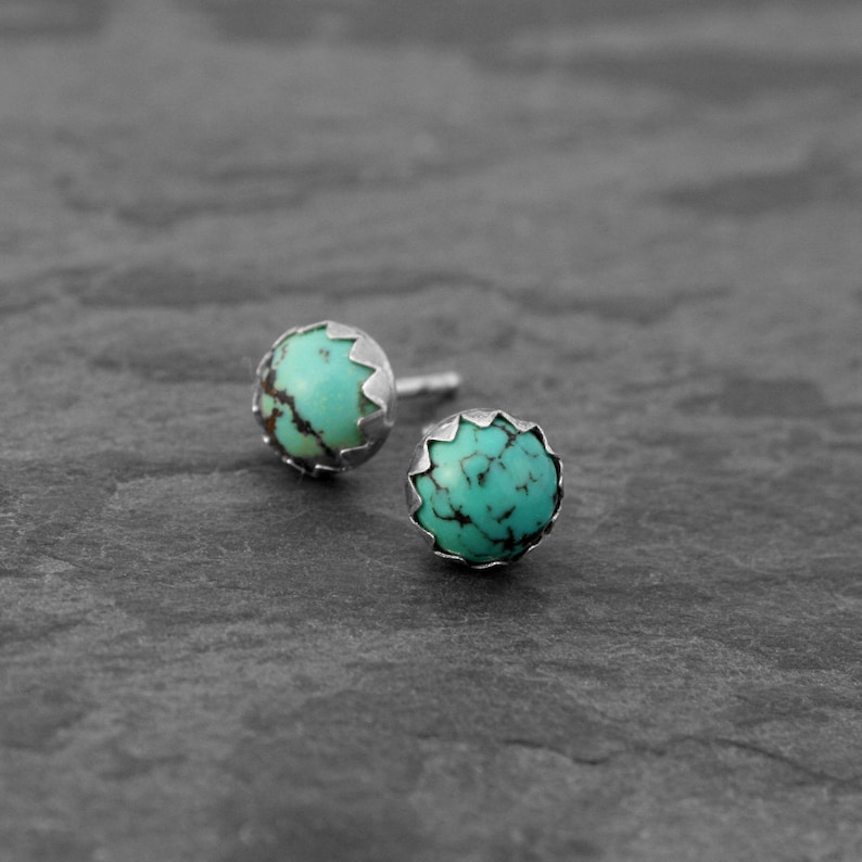 Boucles d'oreilles en argent sterling turquoise, boucles d'oreilles en pierres précieuses turquoises naturelles, cabochon rond de 6 mm, paire de boucles d'oreilles sur tige au choix image 1