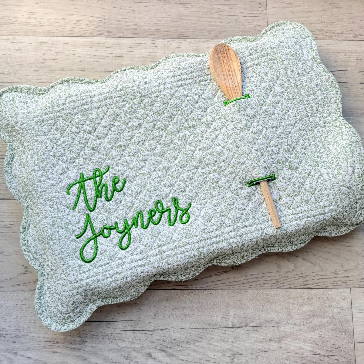 Casserole Dish Cover | Embroidered | Quilted | Personalized Gift | Housewarming | Wedding | Christmas | Bridal Shower | Scolloped Edge