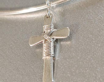 A little cross, comes with a chain