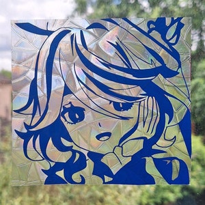 Puede incluir: Una pegatina iridiscente azul y blanca con un personaje de dibujos animados con cabello largo y ondulado, ojos grandes y un atuendo azul. El personaje está mirando hacia un lado y tiene una expresión pensativa.