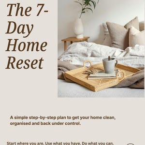 Könnte beinhalten: Ein quadratisches Tablett aus geflochtenem Rattan mit runden Griffen auf einem Bett mit Leinenbettwäsche. Der Text lautet: The 7-Day Home Reset. A simple step-by-step plan to get your home clean, organised and back under control. Start where you are. Use what you have. Do what you can.