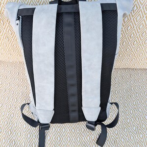 Rucksack Rolltop 20-40l, Wasserabweisende Laptoptasche, Wildlederoptik PU-Leder, Outdoor Rucksack, Studium Schule mit 15 Zoll Laptopfach Bild 4