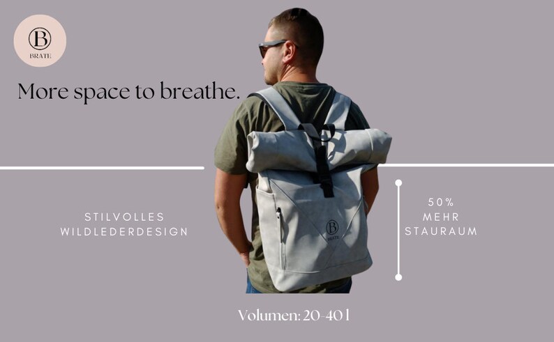 K&ouml;nnte beinhalten: Ein grauer Rucksack mit Rollverschluss und schwarzem Trageriemen. Der Rucksack hat ein Logo mit dem Buchstaben "B" und dem Wort "BRATE". Der Text "50% MEHR STAURAUM" und "Volumen: 20-401" ist auf dem Bild zu sehen. Der Text "STILVOLLES WILDLEDERDESIGN" ist ebenfalls auf dem Bild zu sehen.