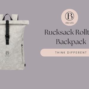 K&ouml;nnte beinhalten: Ein grauer Rolltop-Rucksack mit schwarzem Riemen und Schnalle. Der Rucksack hat ein Logo auf der Vorderseite, das "BRATE" sagt. Der Text "Rucksack Rolltop Backpack" und "THINK DIFFERENT" ist ebenfalls auf dem Bild zu sehen.