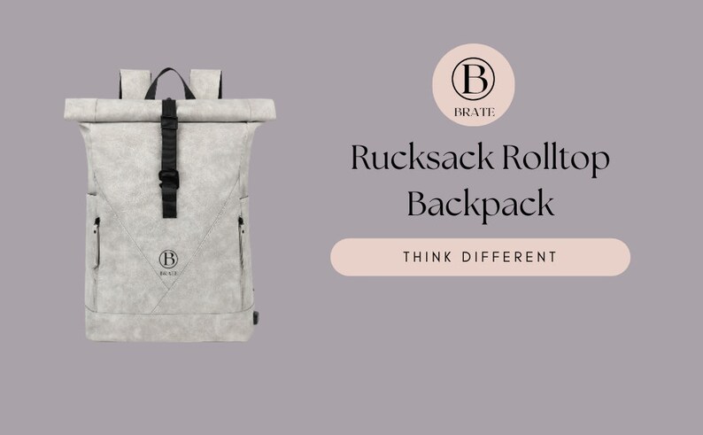 K&ouml;nnte beinhalten: Ein grauer Rolltop-Rucksack mit schwarzem Riemen und Schnalle. Der Rucksack hat ein Logo auf der Vorderseite, das "BRATE" sagt. Der Text "Rucksack Rolltop Backpack" und "THINK DIFFERENT" ist ebenfalls auf dem Bild zu sehen.