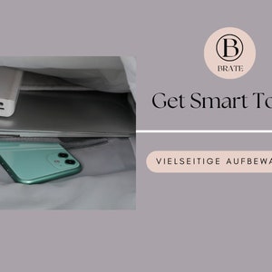 K&ouml;nnte beinhalten: Ein grauer Rucksack mit einem Laptop, einem Telefon und einer Powerbank im Inneren. Der Rucksack hat eine Rei&szlig;verschlusstasche auf der Vorderseite. Der Text "Get Smart Today." ist auf der rechten Seite des Bildes sichtbar. Der Text "VIELSEITIGE AUFBEWAHRUNG" ist auf der rechten unteren Seite des Bildes sichtbar.