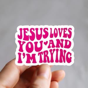 Jesús te ama y yo me esfuerzo, calcomanía cristiana sarcástica, calcomanías de vinilo troqueladas, calcomanía divertida de Jesús te ama, regalo pequeño, letras onduladas