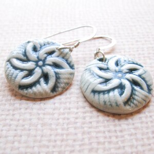 Porseleinen pinwheel-oorbellen, blauw geglazuurd, sterlingzilver