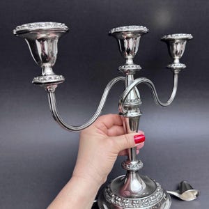 IANTHE England Silverpläterad Tre-Sconce Kandelaber, Twisted Arms Blommig Georgiansk Ljusstakehållare, Vintage Middepunktsdekor