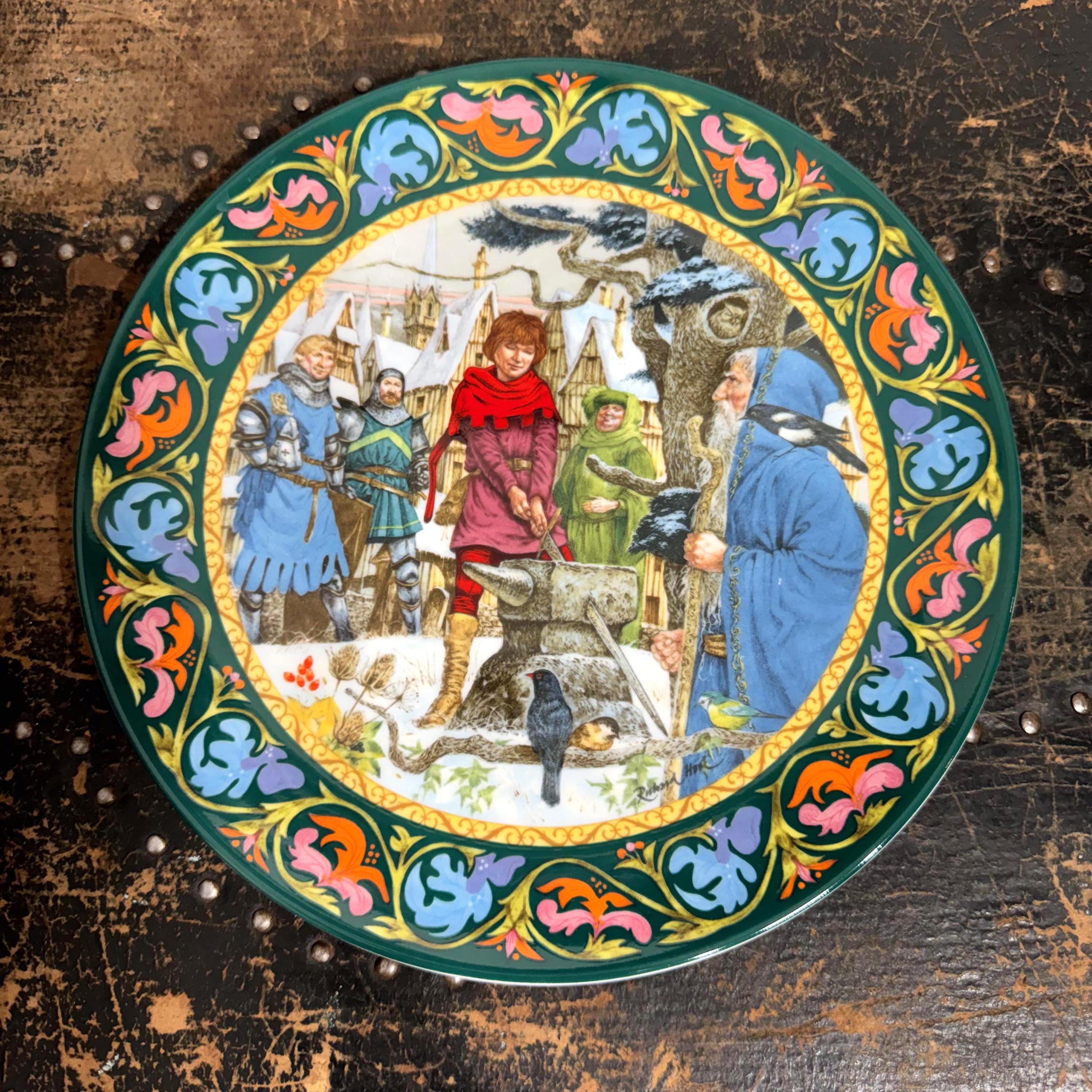 レア ウェッジウッド ARTHUR HOLLAND氏サイン アンティーク トリオ Arthur Draws the Sword Collector Plate, Legend of King Arthur