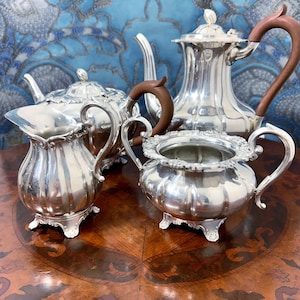 Antik silverplåt Sheffield reproduktion 1425, servisset med 4 delar, te och kaffe, kannor, sockerskål, gräddkanna, samlarporslin