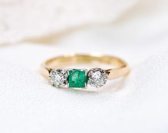 Anello trilogy vintage deco con smeraldo naturale e diamanti incastonati in un quadrato, misura N - Oro 18k + Platino, pietra portafortuna, anniversario, fidanzamento, tre pietre