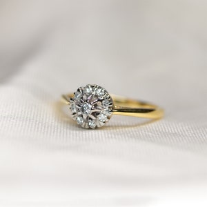 Stunning Vintage Diamond Daisy Cluster Ring in 18 Carat Gold & Platinum Design Size K.5 - Antique Engagement Ring / Promise Ring
