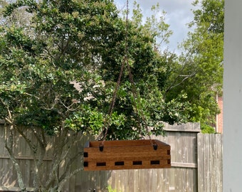 Vogelvoederhuisje van cederhout - open bovenkant, klaar om op te hangen