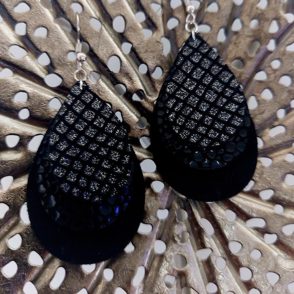 Boucles d'oreilles gouttes LAETITIA noir brillantes en cuir véritable recyclé