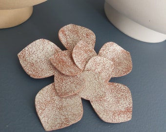 Barrette fleur rose et beige en cuir recyclé pour cérémonie