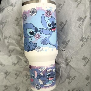 Taza de Stitch grabada con láser, taza portátil para coche, vaso de café de viaje, bonito regalo para estudiantes con nombre grabado, taza de regalo de Stitch Love de 40 oz