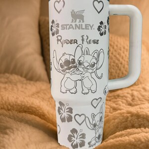 Vaso personalizado de 40 oz con puntada, taza portátil para coche, vaso de café de viaje, bonito regalo para estudiantes con nombre grabado, regalo de amor con puntada.