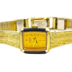 Belle femme vintage Citizen Quartz or bicolore avec débardeur noir réf. 39-6486 Type GN-4-S