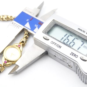 Relojes Seiko para mujer en tono dorado con 2 rubíes, reloj de cóctel de vestir Ref. 1E20-0430 - Vintage 1989 imagen 6