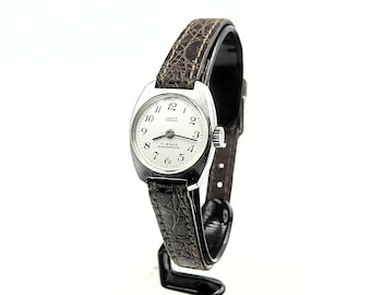 Vintage 1961 Timex 24mm Oval Women display picture 3