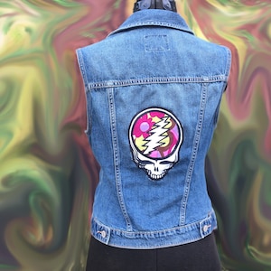Colete jeans pequeno stealie, colete jeans hippie OOAK, jaqueta jeans grata, jaqueta jeans hippie, roupas hippie OOAK, Stealie OOAK,