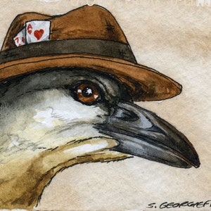 Puede incluir: Una pintura de acuarela de un pájaro que lleva un fedora marrón con cartas de juego metidas en la banda del sombrero. El pájaro tiene un pico negro y plumas marrones y blancas.
