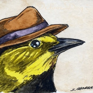 Könnte beinhalten: Ein Aquarellbild eines gelben Vogels, der einen braunen Fedora mit einem violetten Band trägt. Der Vogel hat einen schwarzen Schnabel und dunkle Augen.